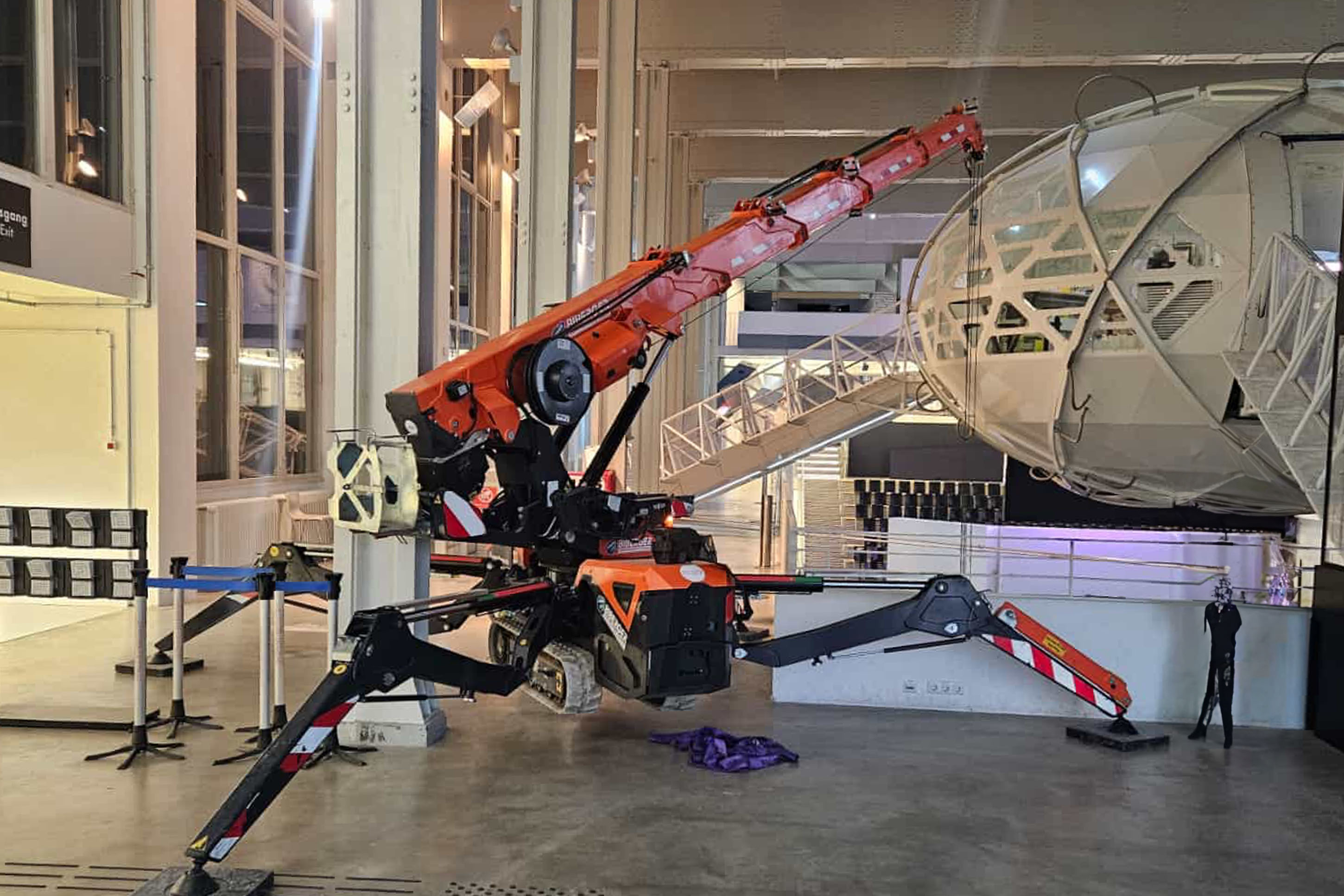 Hightech im Dienste der Geschichte: Minikran im Museumseinsatz